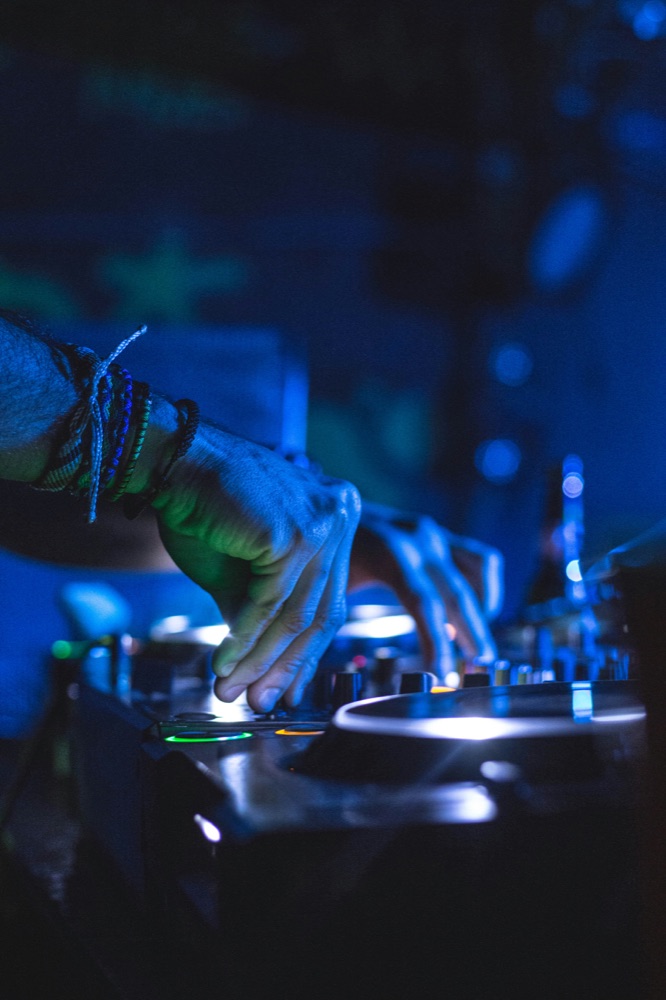 DJs